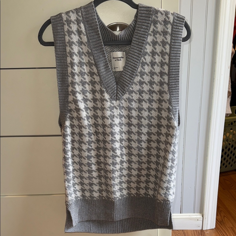 Abercrombie & Fitch Gray Houndstooth Sweater Vest